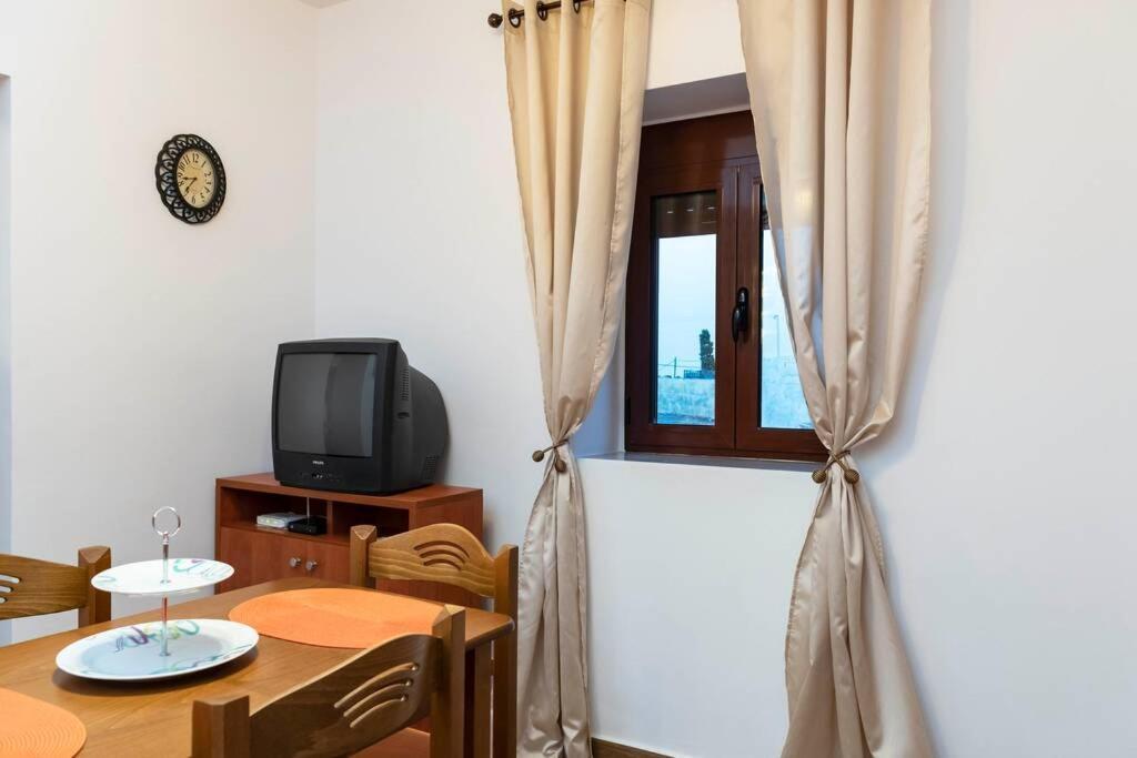 Paraspori Traditional Home With View 외부 사진