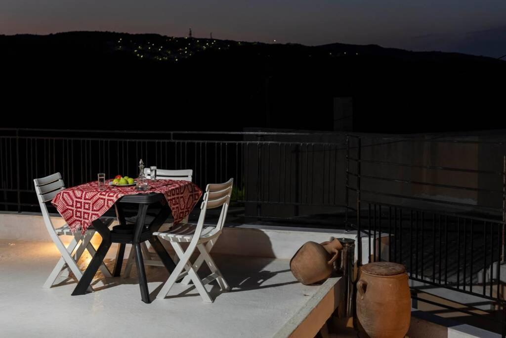 Paraspori Traditional Home With View 외부 사진